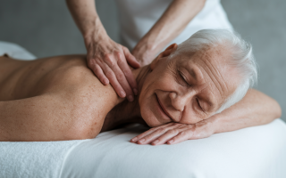 Le massage pour seniors : un soin adapté pour le bien-être