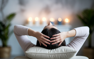 personne-assise-mains-cuir-chevelu-chambre-douce