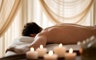 table-massage-homme-dos-flou-bougies