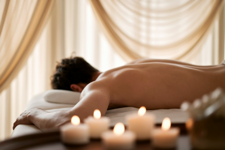 table-massage-homme-dos-flou-bougies
