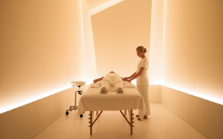 table-massage-personne-allongee-praticien