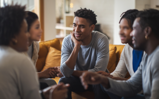 groupe-conversation-salon-ambiances-chaleureuse