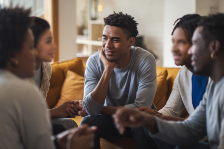 groupe-conversation-salon-ambiances-chaleureuse