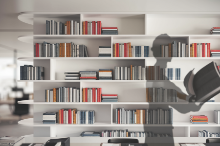 etagere-livres-colores-bureau-moderne