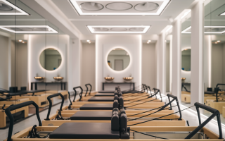 studio-pilates-machines-miroirs-minimaliste