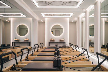 studio-pilates-machines-miroirs-minimaliste