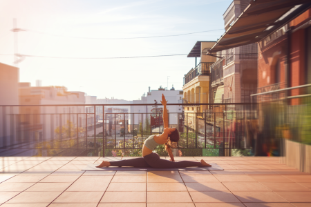 silhouette-yoga-terrasse-vue-malasana