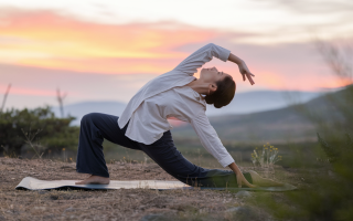 personne-yoga-montagnes-lever-soleil