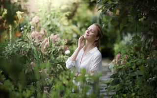 femme-jardin-luxuriant-fleurs-verdure