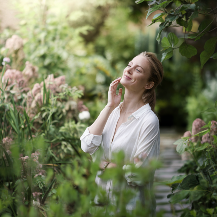 femme-jardin-luxuriant-fleurs-verdure