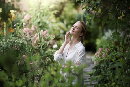 femme-jardin-luxuriant-fleurs-verdure