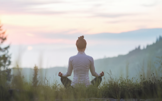 silhouette-meditation-montagne-lever-soleil