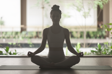 silhouette-meditation-tapis-jardin-zen