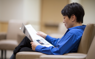 individu-dos-salle-attente-brochures