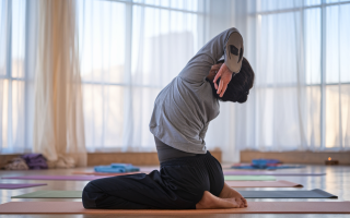 personne-yoga-studio-tapis-colorés