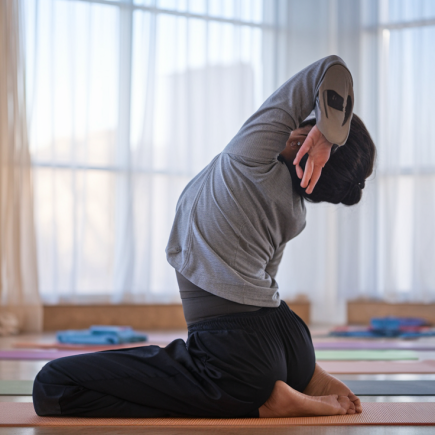 personne-yoga-studio-tapis-colorés