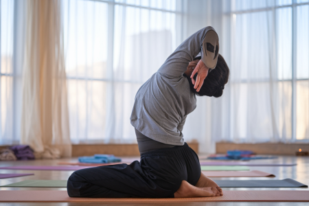 personne-yoga-studio-tapis-colorés