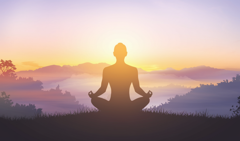 meditation-silhouette-lever-soleil-montagnes