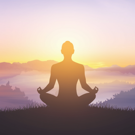 meditation-silhouette-lever-soleil-montagnes