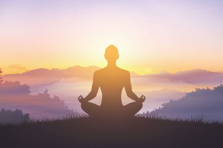 meditation-silhouette-lever-soleil-montagnes