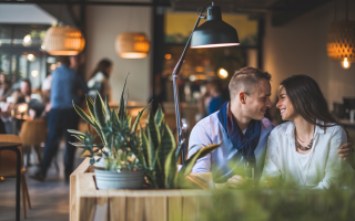 couple-cafe-moderne-ambiance-intime