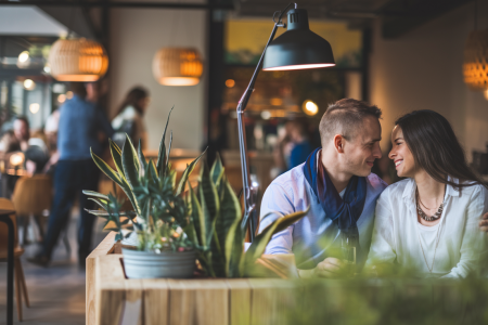 couple-cafe-moderne-ambiance-intime