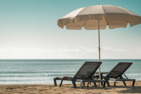 transat-vide-parasol-plage-soleil