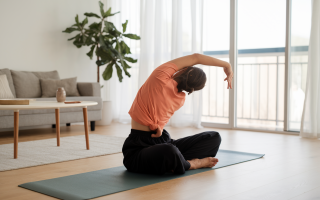 personne-tapis-yoga-salon-lumineux