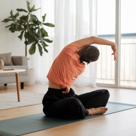 personne-tapis-yoga-salon-lumineux