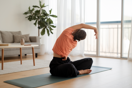 personne-tapis-yoga-salon-lumineux