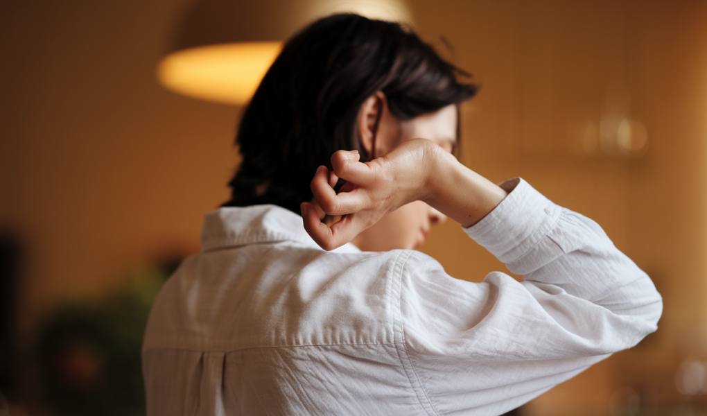 personne-mains-interieur-chaleureux-flou