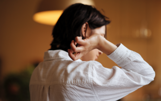 personne-mains-interieur-chaleureux-flou