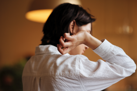 personne-mains-interieur-chaleureux-flou