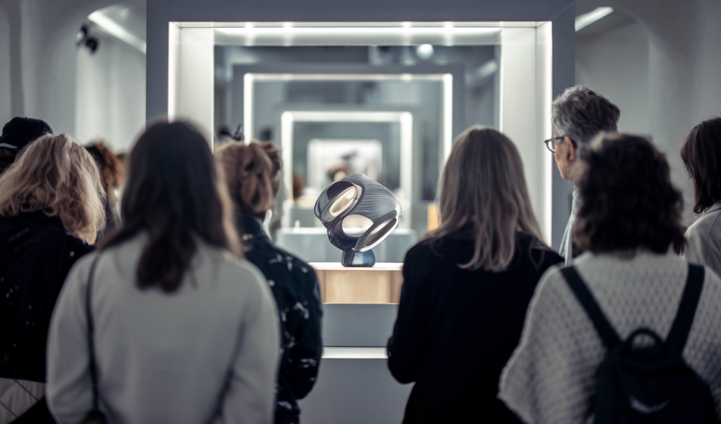 personnes-observant-produit-design-innovant