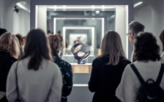 personnes-observant-produit-design-innovant