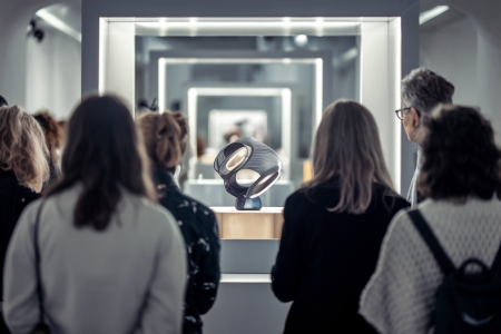 personnes-observant-produit-design-innovant