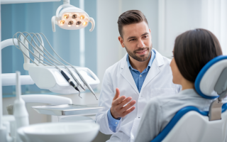 dentiste-blouse-patient-cabinet-moderne