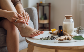 personne-remede-pieds-ingredients-naturels
