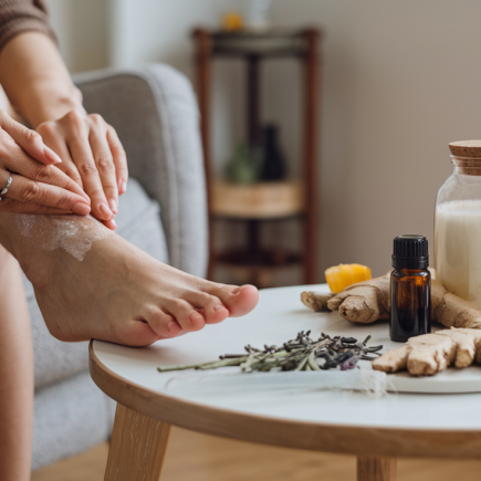 personne-remede-pieds-ingredients-naturels