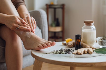 personne-remede-pieds-ingredients-naturels