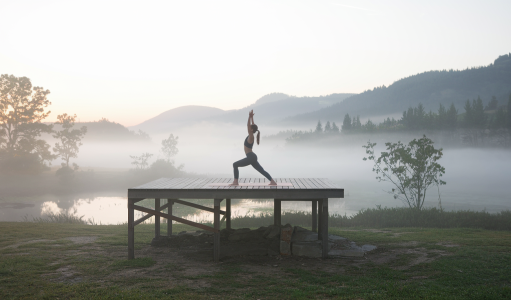 yoga-terrasse-brume-montagnes-aube