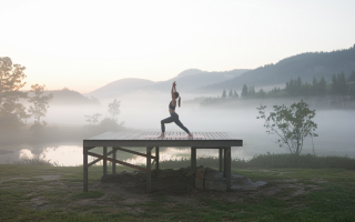 yoga-terrasse-brume-montagnes-aube