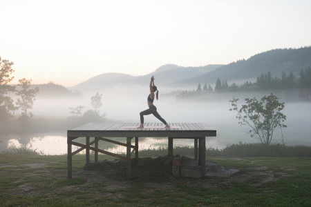 yoga-terrasse-brume-montagnes-aube