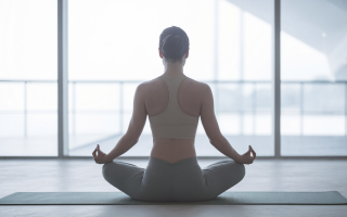 personne-lotus-tapis-yoga-lumiere