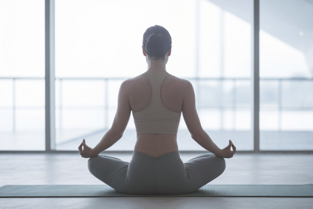 personne-lotus-tapis-yoga-lumiere